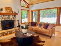 Lux, designer 8-acre retreat with private creek - B&B Nevada City