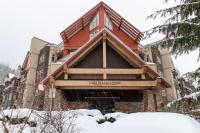 Creekside Slopeside 1BR with pool, hot tub, BBQ - B&B