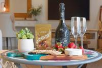 The Salty Lagoon - A Vibrant Retreat by the Water - B&B