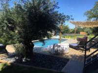Élégante maison à Vichy : piscine chauffée, jardin arboré, terrasse et climatisation - FR-1-489-494 - Chambres d'hôtes Vichy