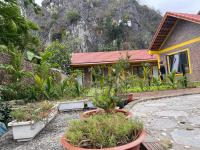 Zimmer mit Kingsize-Bett und Gartenblick. 