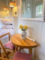 Shepherd's Hut at The Granary - Chambres d’hôtes Steyning