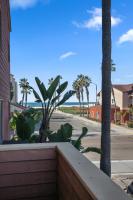 IB Coastal Condo, In The Heart of it All - B&B
