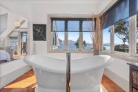 B&B Hobart - Casa Con Vista Luxury Waterfront Home, Sleeps 10 - Bed and Breakfast Hobart