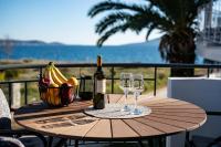 Deluxe Seaside Condo for 6 - Bed and Breakfast