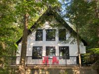 Serendipity Hideaway Spring Lakefront Gem SUPs & Boats - Firewood Included, 10 on 10 - B&B Chertsey