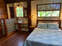 Zimmer mit Queensize-Bett und Gartenblick