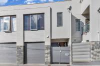 2 Bed 2 Bath Modern Townhouse in Heart of Adelaide - Bed and Breakfast
