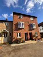 B&B Bury St Edmunds - Stylish 3 bedroom townhouse for 5 guests, set in the medieval grid with off street parking - Bed and Breakfast Bury St Edmunds