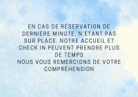 Habitación con cama extragrande.