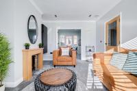 Stylishly decorated 3 bed house presented by Our Home Short Stays comfortable beds with crisp linen and plenty of outdoor space to enjoy - Bed and Breakfast Bedford