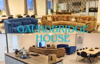 B&B Balmullo - Guardbridge House, Spacious Inside and Out, Golfer and Groups Favourite, 5 Beds, 2 Superking en suites, 3 Kingsize rooms, Bathroom & WC, Fully Equipped Kitchen, FREE Parking for 4 Large Vehicles, 10 mins to St Andrews, 15 mins to Dundee, BBQ - Bed and Breakfast Balmullo