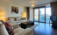 B&B Dublín - Large Bright Apartment by Dun Laoghaire Harbour - Bed and Breakfast Dublín