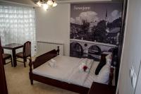 Zimmer mit Queensize-Bett und Gartenblick