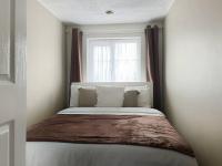 Private guest house - Double bedroom, en-suite and workspace with private entrance, first floor with no lift and no full kitchen - B&B