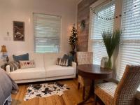 Newly remodeled studio near downtown Brenham - B&B