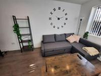 B&B London - Acton Town Luxe Stay - Spacious Modern Apartment Near Westfield & Nature, Pets Welcome! - Bed and Breakfast London