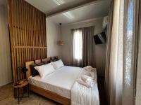 Zimmer mit Kingsize-Bett und Balkon
