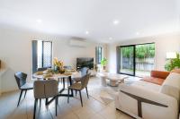 B&B Gold Coast - Gorgeous 4-bedroom Retreat@Hope Island - Bed and Breakfast Gold Coast