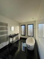 Villa contemporaine, jardin méditerranéen et piscine privée - B&B