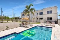 Free Parking, Bay View, Pool, Step To Beach - B&B
