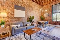West End Loft - Downtown 5 min walk to River St - B&B
