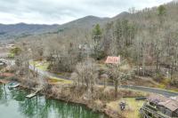 Santeetlah Lake Retreat with Dock Walk to Water! - Ferienwohnung Robbinsville