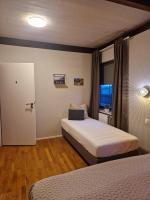 Tweepersoonskamer met 2 Aparte Bedden en Gedeelde Badkamer