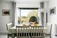 Luxury property with spa access on a nature reserve Damselfly HM105 - Chambres d’hôtes Somerford Keynes