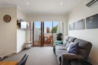 B&B Geelong - Percy Escape just a walk to Newtown cafes and shops - Bed and Breakfast Geelong