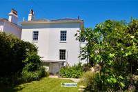 Arden Villa, sleeps 8, moments from the golden sandy beach of Ryde - Bed and Breakfast Ryde