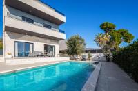 Beachfront Villa Ines with Pool - Chambres d’hôtes
