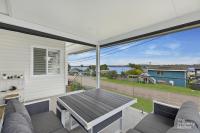 B&B Mannering Park - The Hamptons Lakehouse - Bed and Breakfast Mannering Park