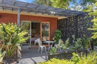 Haven Studio Hideaway near Airport - B&B