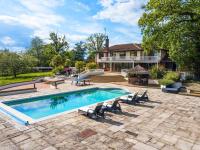Large Villa Mansion With Pool House & Tennis Court - Chambres d'hôtes Potters Bar