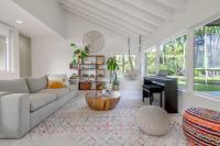 B&B Miami - Boho House - Stylist Home with Parking and large Yard - Bed and Breakfast Miami
