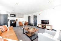 B&B Tower Grove - Stunning 1BR CWE condo with parking by CozySuites! - Bed and Breakfast Tower Grove