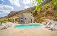 Villa Chicos with Panoramic Private Pool - B&B