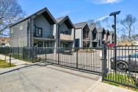 Scandinavian-Style Home with Balcony! SECURE Gated Complex, 10min to Downtown! Sleeps 6! - B&B