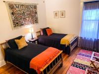 East Nashville upstairs apartment, one queen BR, 2 twin BR,1bath in Five Points, close to downtown - Chambres d'hôtes Nashville