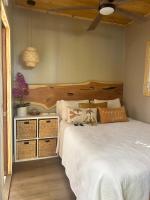 B&B Tampa - Sweet Tiny Cabin - Bed and Breakfast Tampa