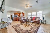 San Antonio Home with Game Room, 9 Mi to SeaWorld! - Chambres d’hôtes