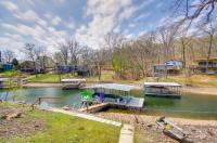 Dock and Furnished Deck Lakefront Gravois Mills Gem - Chambres d’hôtes Gravois Mills