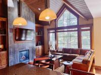 B&B Truckee - Luxury Northstar Home| hot tub| walk to ski lifts - Bed and Breakfast Truckee