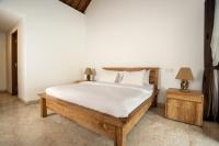 Zimmer mit Kingsize-Bett und Poolblick