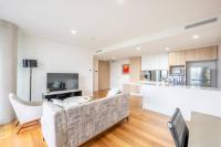 B&B Canberra - Two bedroom Apartment Next to Canberra Centre - Bed and Breakfast Canberra