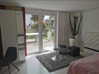 Habitación con cama grande y vistas al jardín