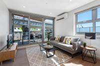 B&B Melbourne - Elegant 2-Bed with Large Balcony by High Street - Bed and Breakfast Melbourne