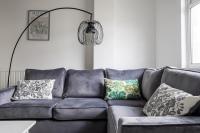 Spacious 4-Bedroom Apt | Pool Table - B&B