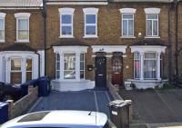 Aisiki Apartments at Stanhope Road, North Finchley, Airconditioned 3-Bedroom and 2-Bathroom, Pet-Friendly Duplex Flat, King or Twin Beds, with Free Wi-Fi - Chambres d'hôtes Finchley